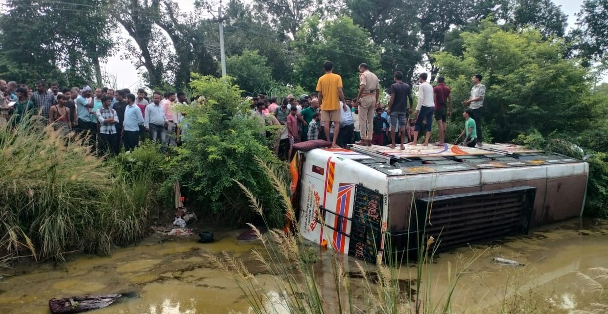 Kanpur Accident school bus full of students collided with bike and overturned in a ditch father and son died
