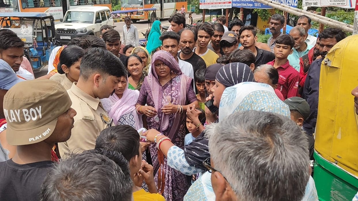 Hamirpur Dispute with women who came to ask for donation people of the colony chased them away
