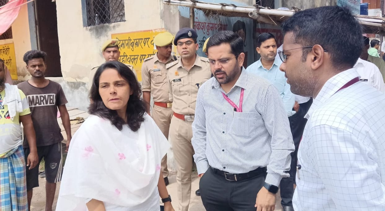 Kanpur Commissioner inspected the flood affected areas seeing the dirt said negligence will not be tolerated