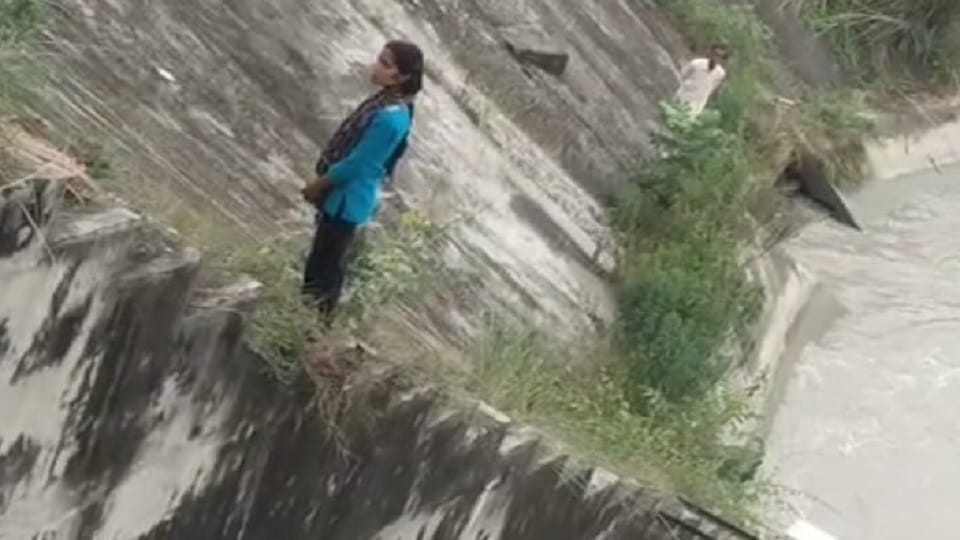 Saharanpur: Fight over phone for an hour, after which BA student jumped into the canal, divers could not found