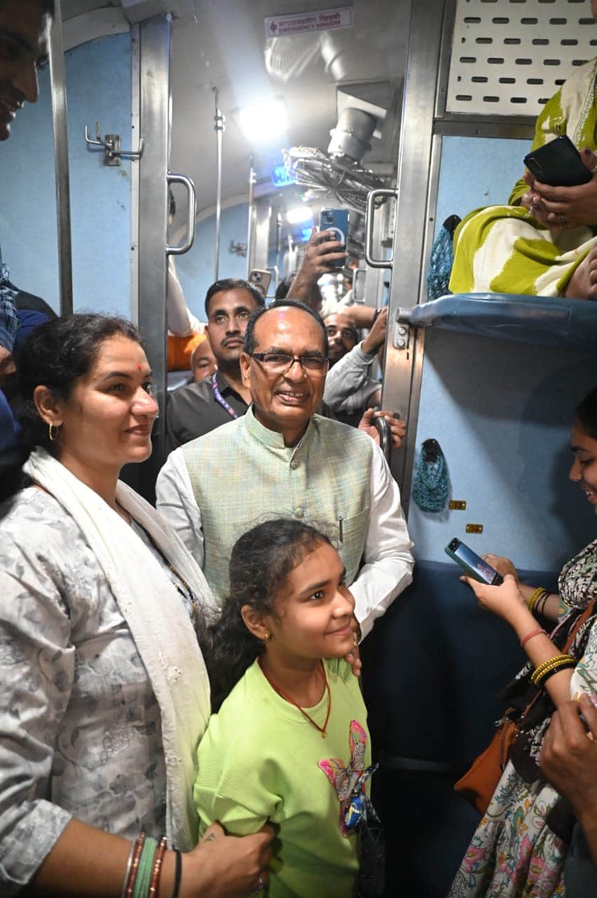 MP News: 'Mama' style prevails in Rewanchal Express, Union Minister Shivraj seen mingling with passengers