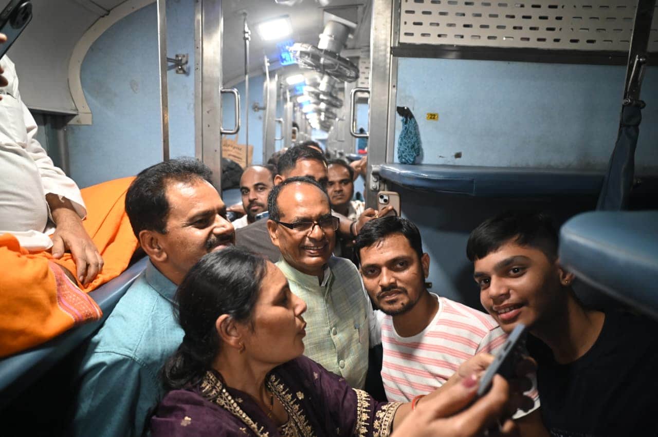 MP News: 'Mama' style prevails in Rewanchal Express, Union Minister Shivraj seen mingling with passengers