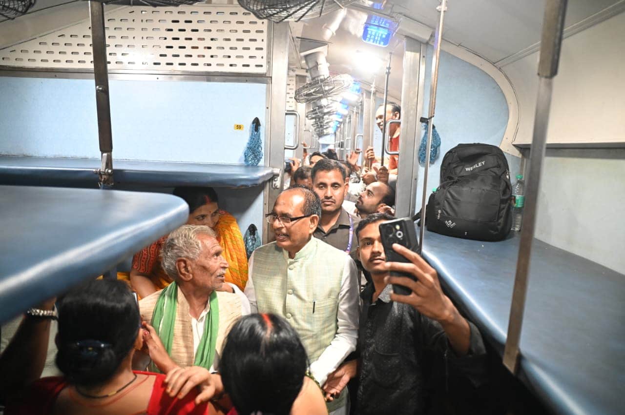 MP News: 'Mama' style prevails in Rewanchal Express, Union Minister Shivraj seen mingling with passengers