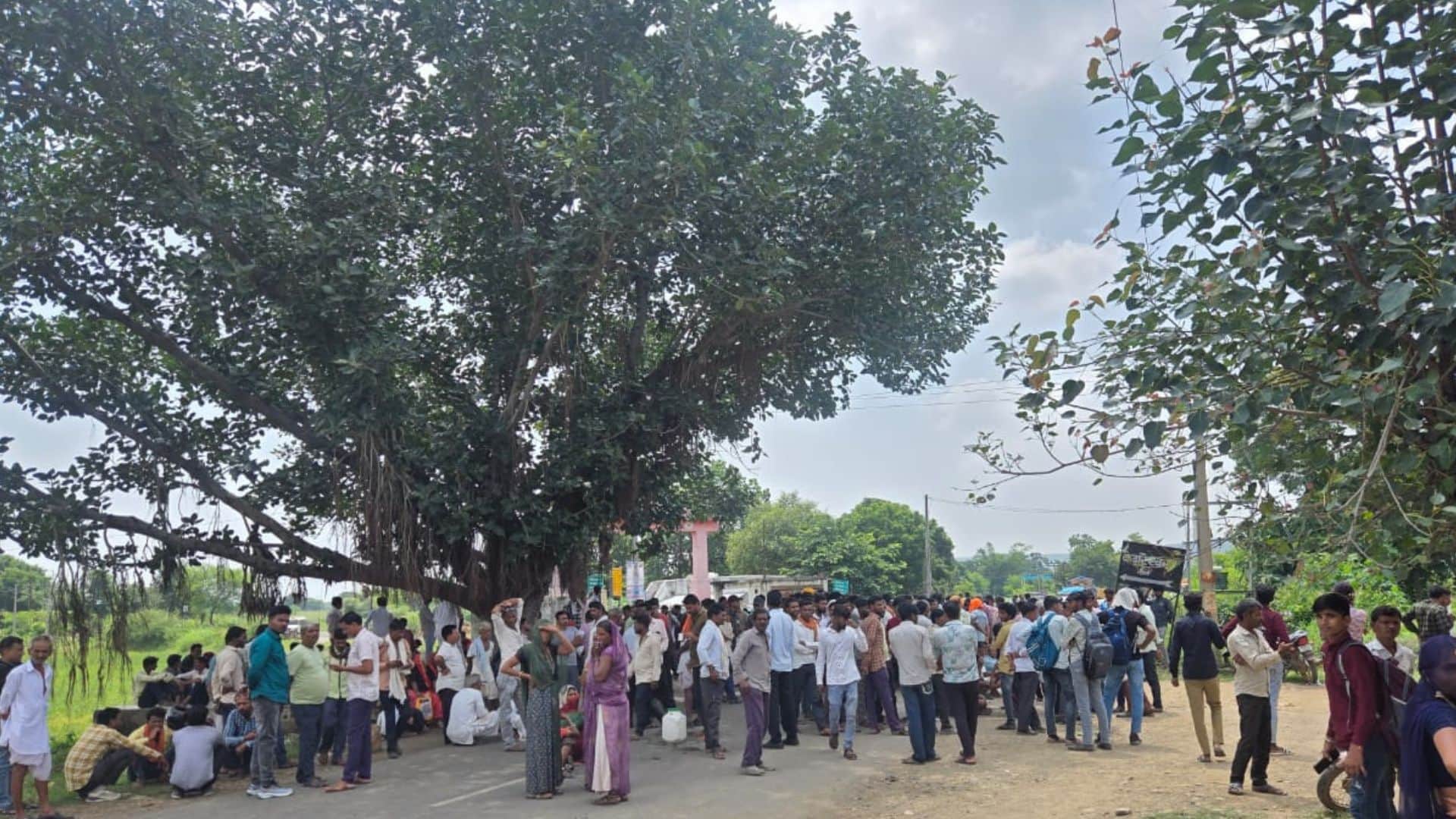 power plant bus took the life of a laborer and angry villagers set the bus on fire In Neemuch