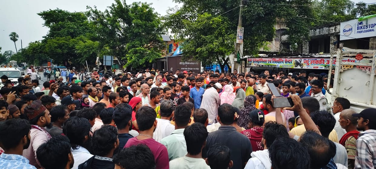 Bihar Accident: Uncontrolled truck dragged a man along with his bike for five kilometers