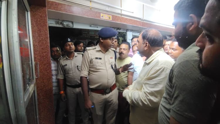 Bihar Crime: महाराजगंज में ज्वेलर्स की दुकान पर फायरिंग, 20 लाख की रंगदारी की मांग; पुलिस पहुंची