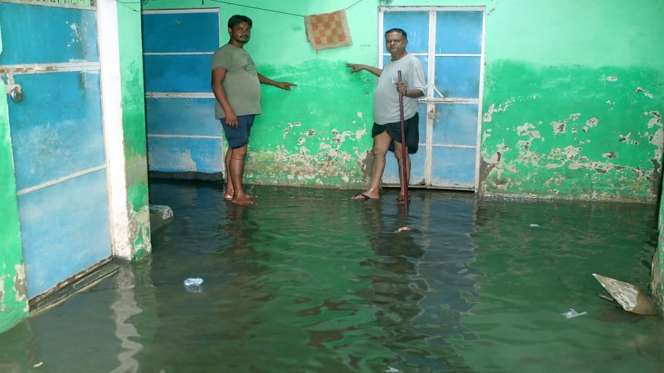 flood in mathura: crops and houses damaged due to flood MP Hema Malini inspected flood relief camp