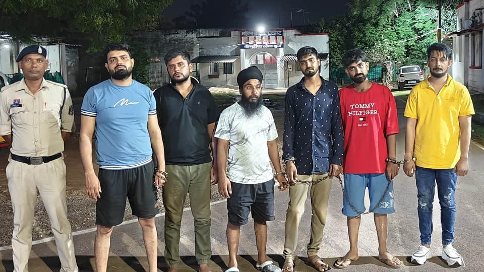 पुलिस की गिरफ्त में आरोपी