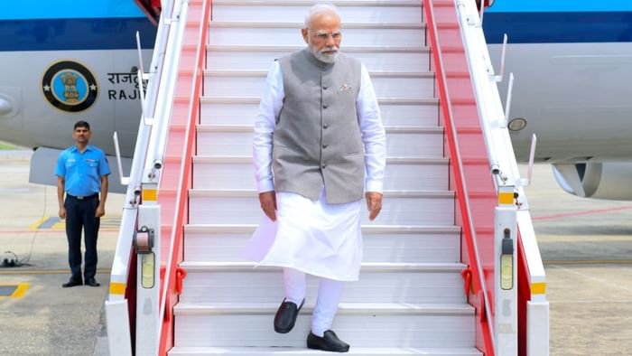 PM Modi in Varanasi: काशी में पीएम मोदी का भव्य स्वागत, भगवामय हुआ माहौल; तस्वीरों में देखें झलकियां PM Modi Varanasi Visit see latest photos of pm modi received grand welcome in Kashi