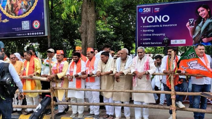 PM Modi in Varanasi: काशी में पीएम मोदी का भव्य स्वागत, भगवामय हुआ माहौल; तस्वीरों में देखें झलकियां PM Modi Varanasi Visit see latest photos of pm modi received grand welcome in Kashi