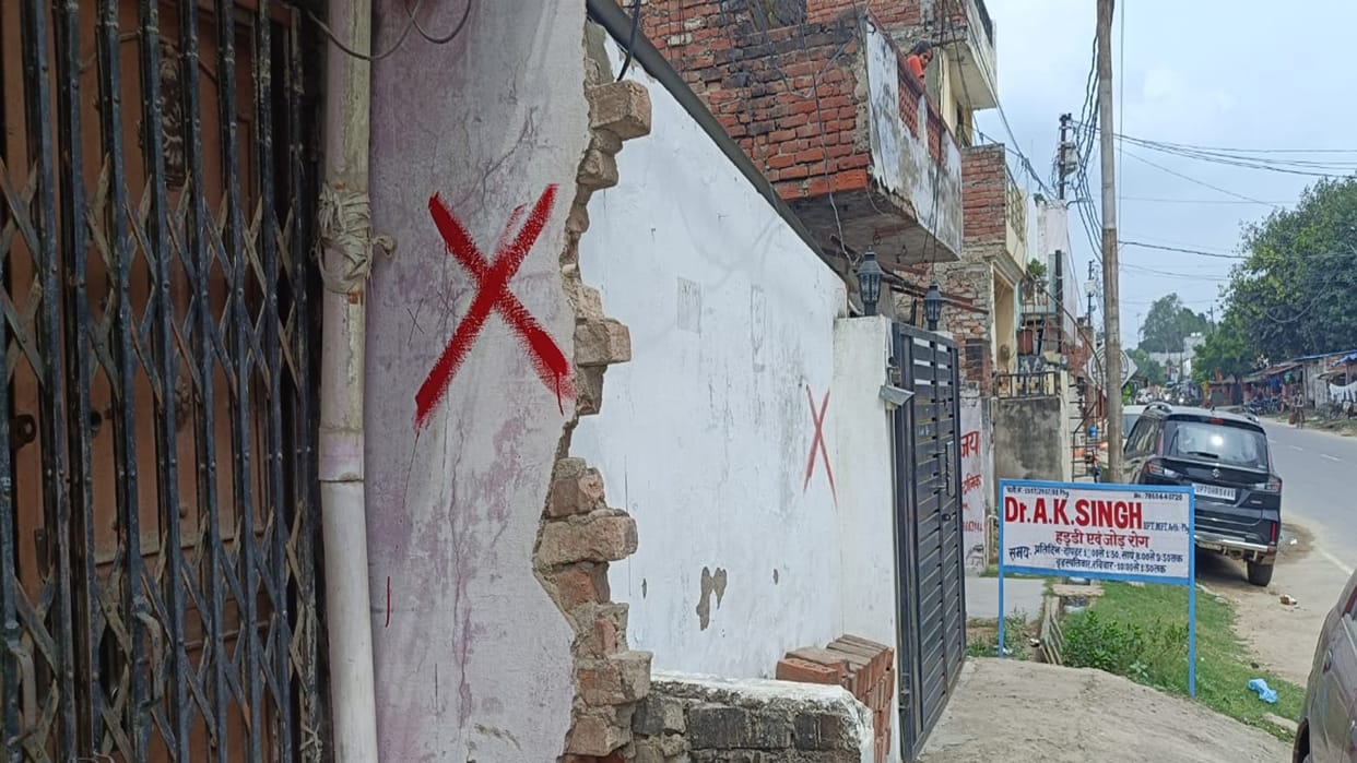 Prayagraj News: Defense Ministry put red marks on about 100 houses in Jhunsi