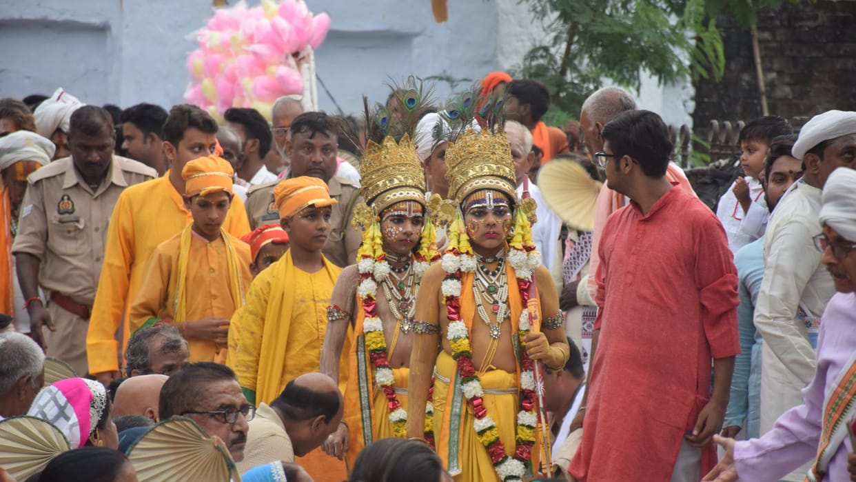 Ramnagar Ramlila 2025 Sita friends gathered to see Lord Ram who went to visit Janakpur
