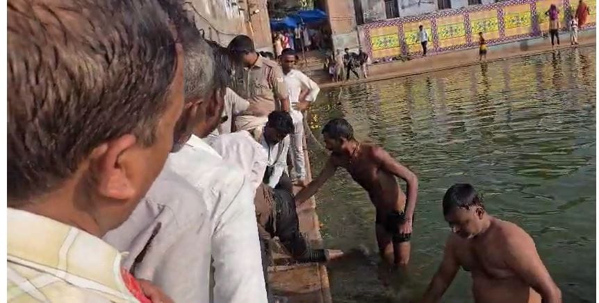 Tragedy at Radha Kund During Giriraj Ji Parikrama Young Man Drowns While Bathing
