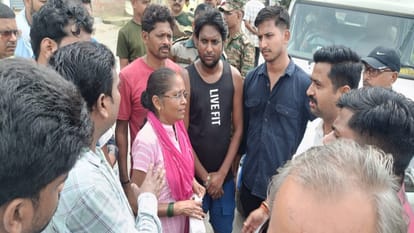 Prayagraj News: Defense Ministry put red marks on about 100 houses in Jhunsi, ordered to vacate