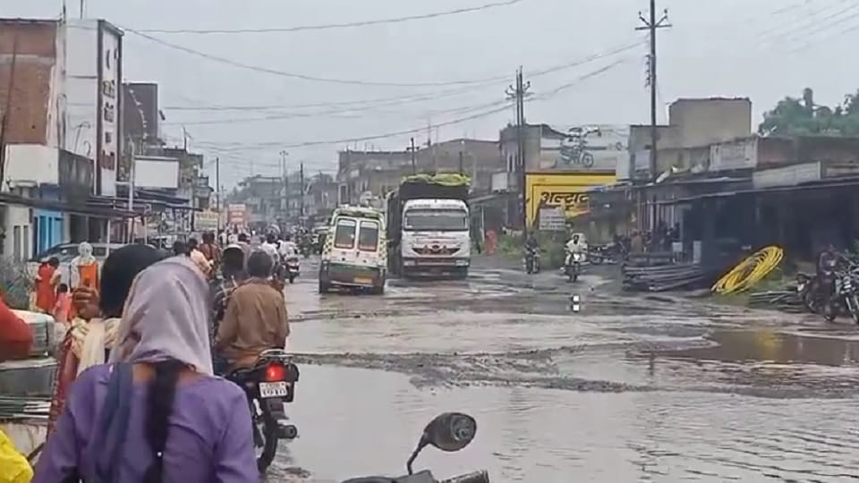 People troubled by potholes on Ramanujganj-Ambikapur NH-343