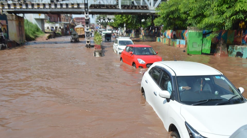 UP Floods Yamuna water entered in houses and crisis on more than 100 colonies in agra