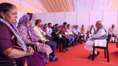 आपदा प्रभावितों से मिले पीएम मोदी