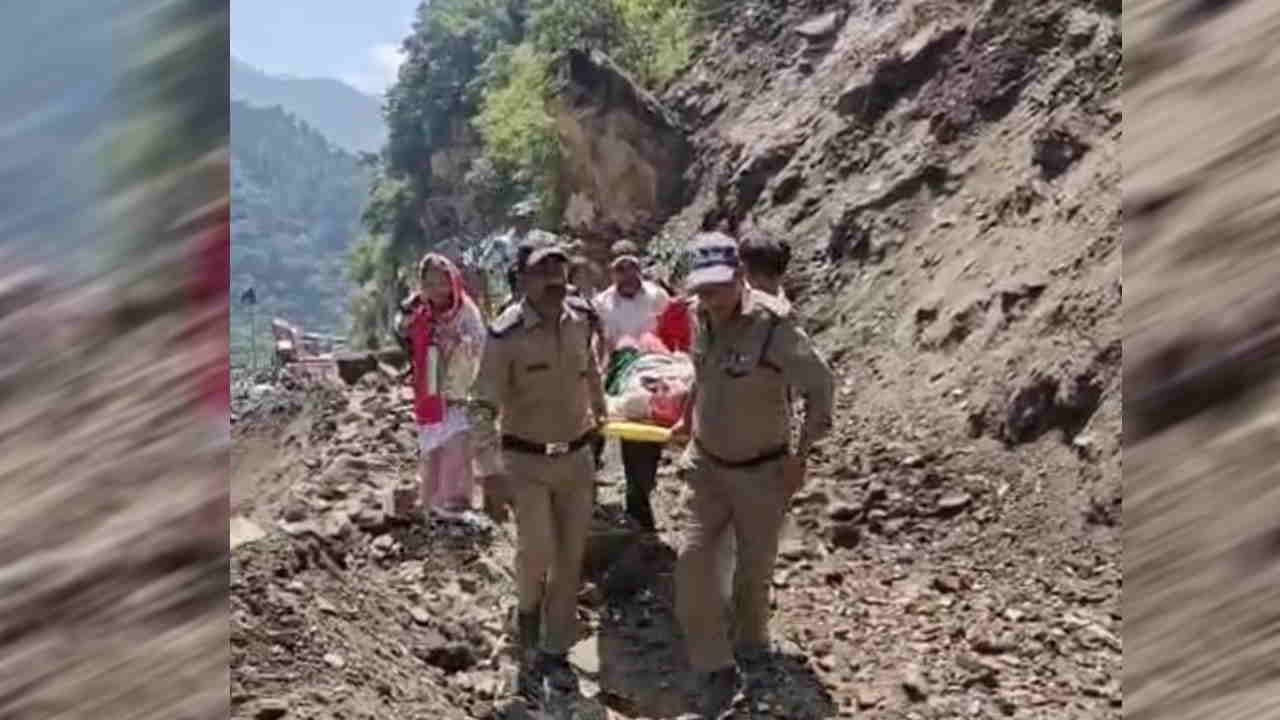 Traffic police helped a pregnant woman cross landslide zone using a stretcher Uttarkashi