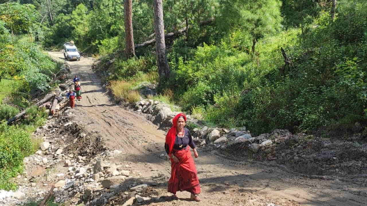 Traffic police helped a pregnant woman cross landslide zone using a stretcher Uttarkashi