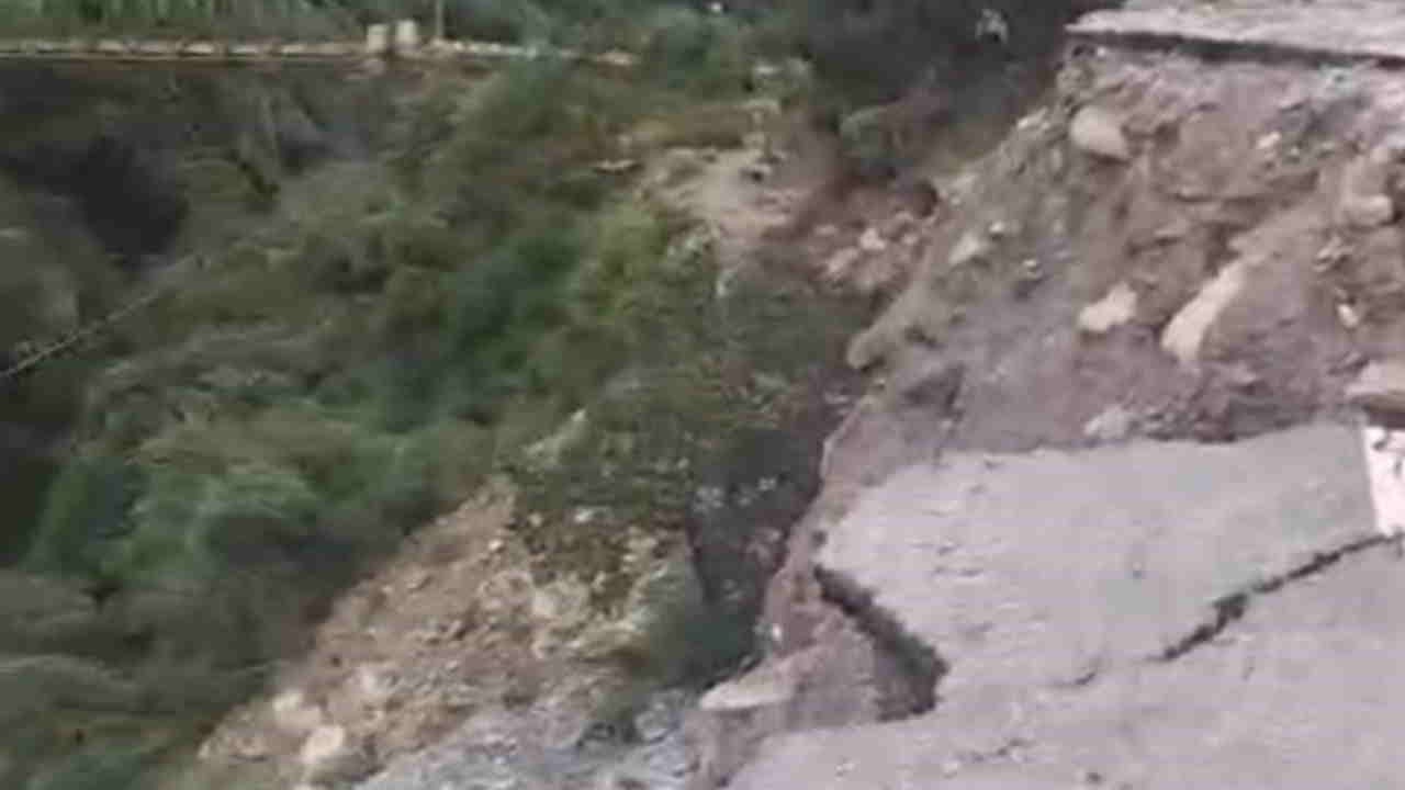 Traffic police helped a pregnant woman cross landslide zone using a stretcher Uttarkashi