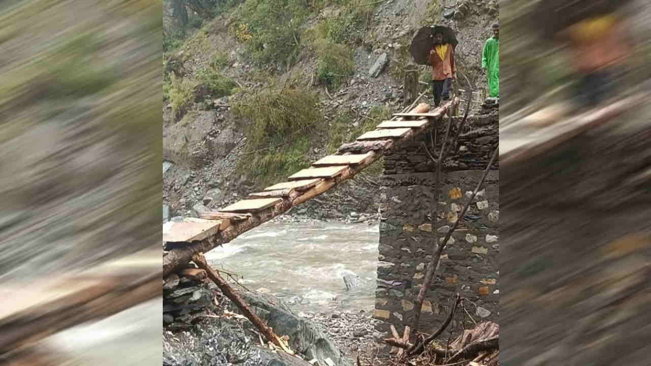 Traffic police helped a pregnant woman cross landslide zone using a stretcher Uttarkashi