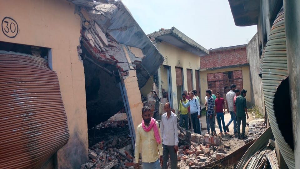 Two shops collapsed due to explosion in fireworks warehouse in Etah panic spread