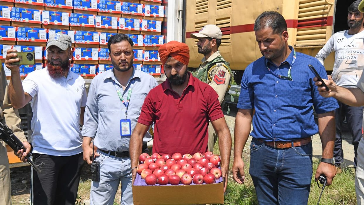 Kashmiri apples will no longer be stuck on the way, two parcel vans started from Budgam to Delhi