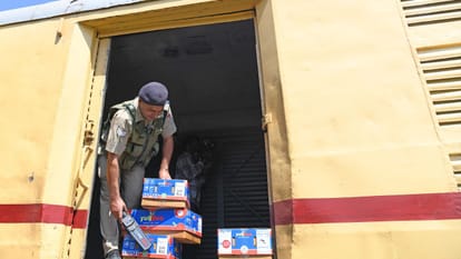 Kashmiri apples will no longer be stuck on the way, two parcel vans started from Budgam to Delhi