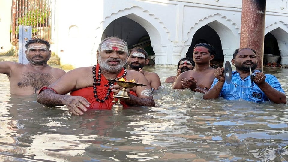 Yamuna Floods Ravage 24 Villages 30 thousand People Affected Crops Submerged in Agra Region