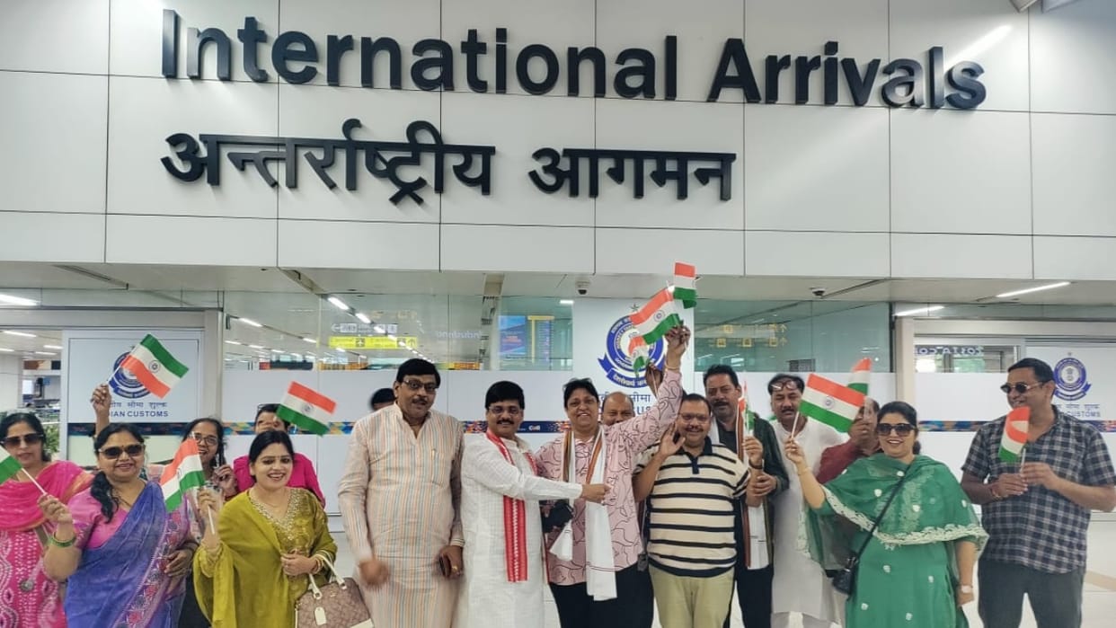 devotees of Badaun stranded in Nepal left for Delhi by flight