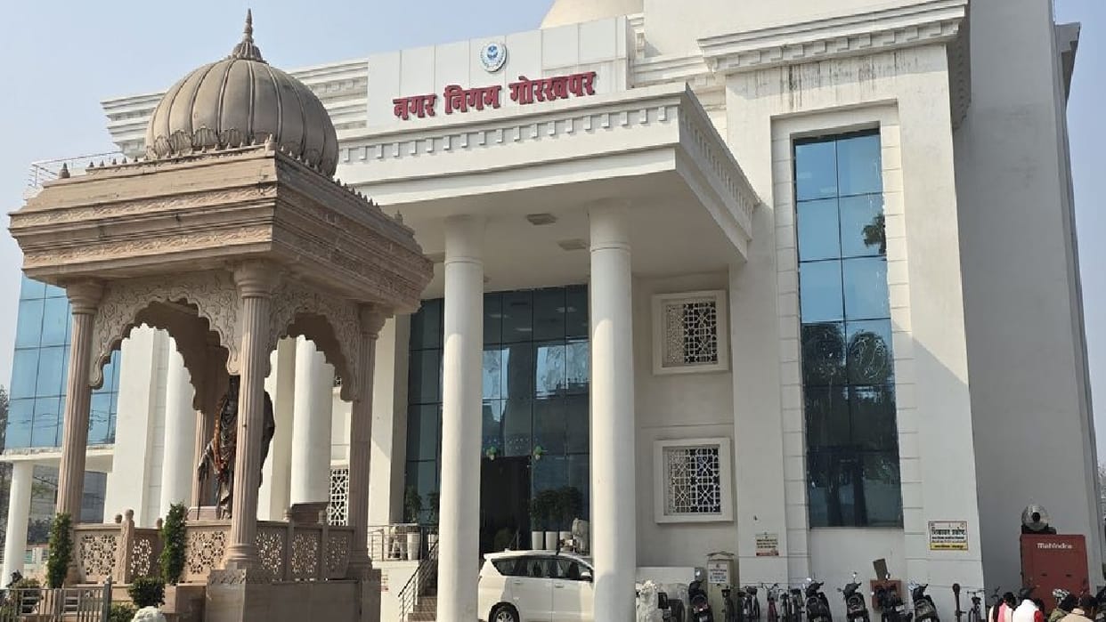 After the Indore incident, water testing began in Gorakhpur.