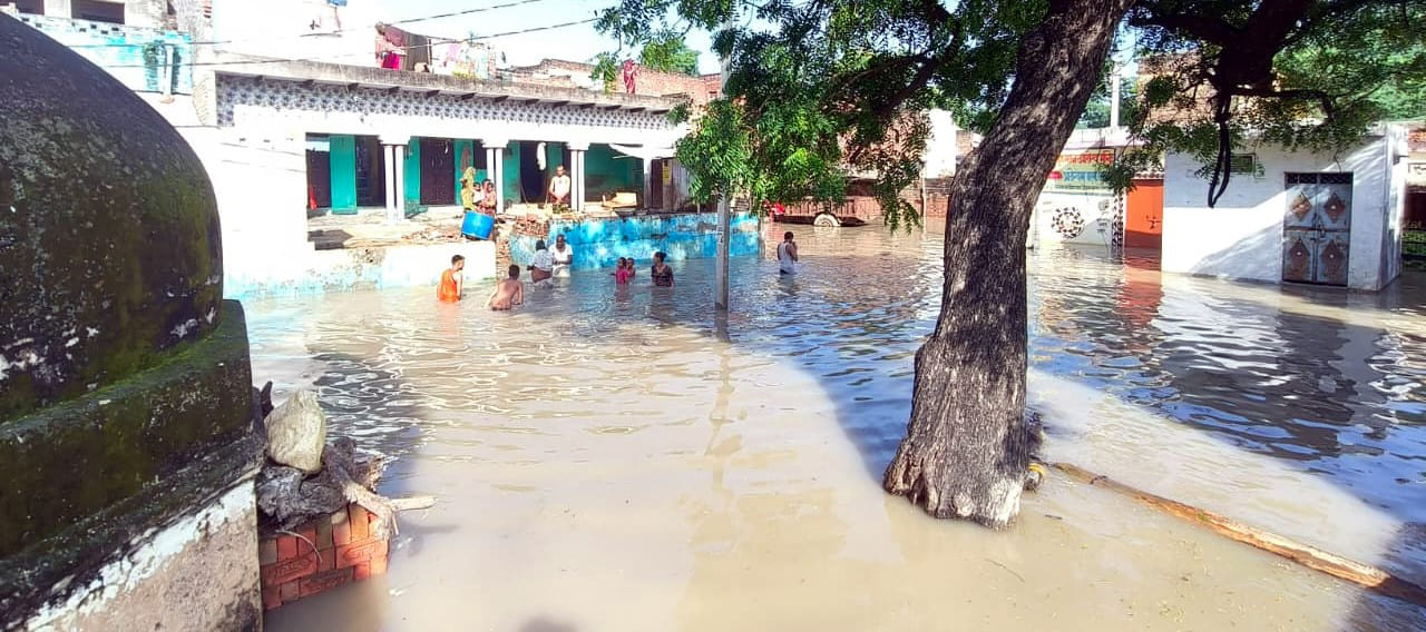 Yamuna Floods Ravage 24 Villages 30 thousand People Affected Crops Submerged in Agra Region