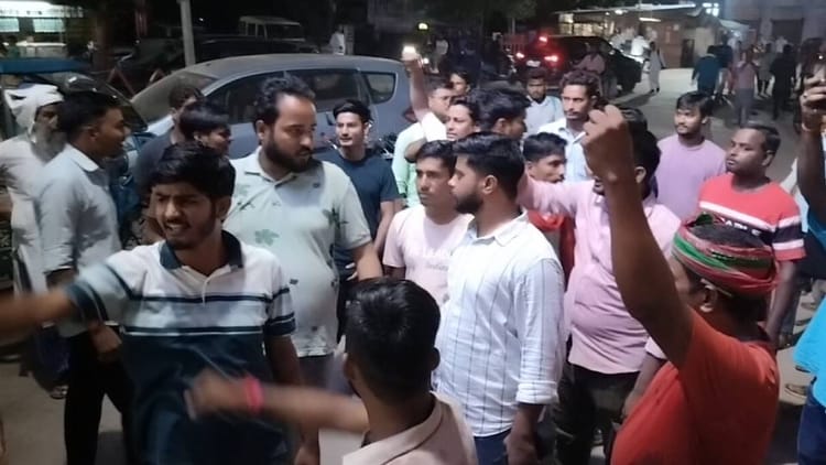 UP: प्राचार्य की प्रताड़ना से आजिज छात्र ने की सुसाइड की कोशिश, साथी कर रहे हंगामा; ABVP कार्यकर्ता भी पहुंचे