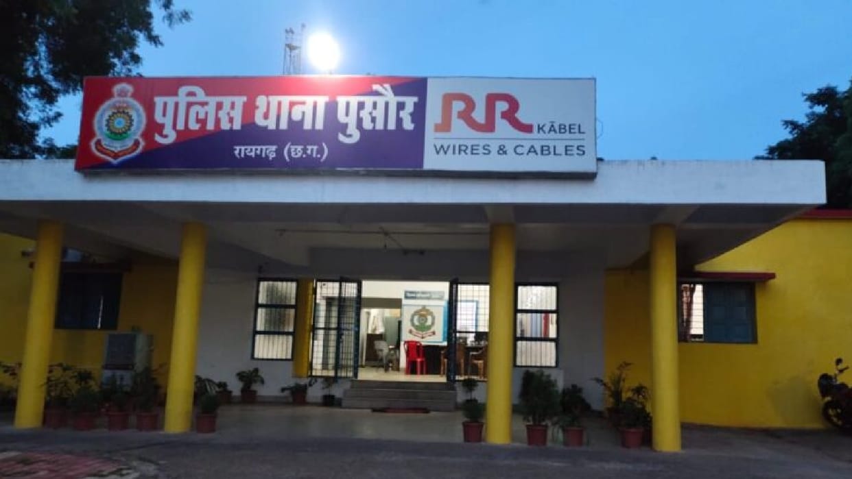 Excise team which went to catch illegal liquor was surrounded and beaten by villagers in Raigarh