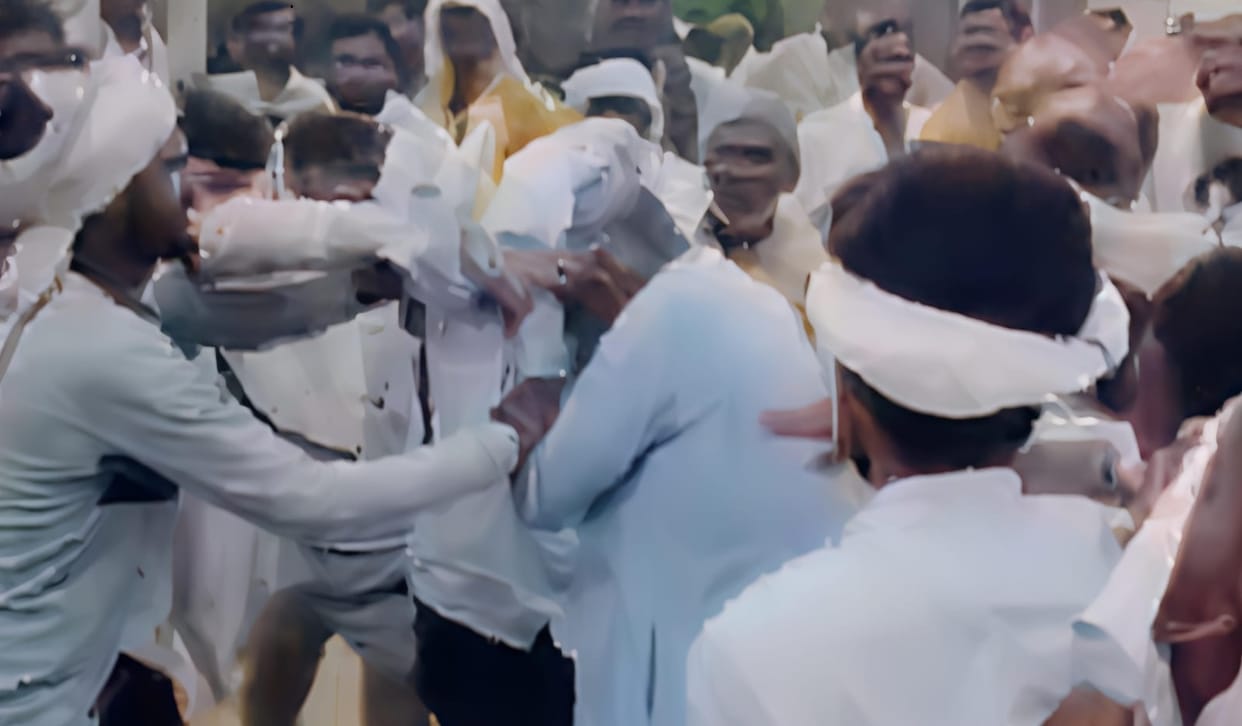 Mahoba Farmers are angry due to non availability of fertilizers watchman was chased and beaten report filed