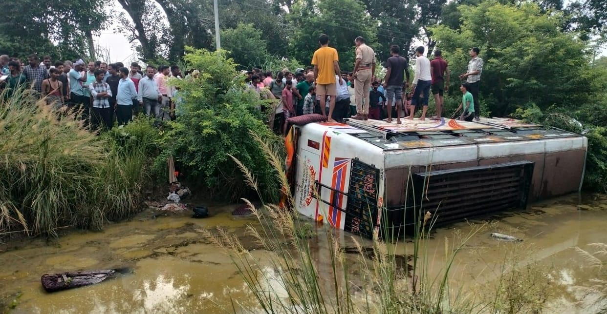 Kanpur Sadh accident private bus drowned in ditch 50 innocent people lost their lives death of father and son