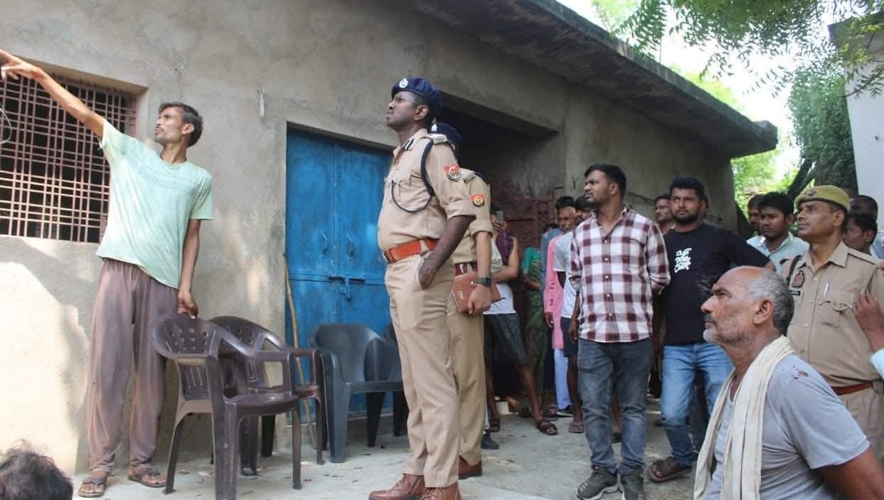 Mahoba The miscreants entered house and held  woman hostage tied her hands and legs looted cash and jewellery