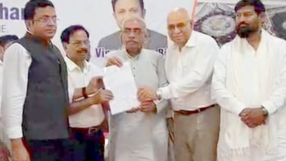 कार्पेट एक्स्पो मार्ट में लघु उद्योग मंत्री राकेश सचान को ज्ञापन देते सांसद और निर्यातक।