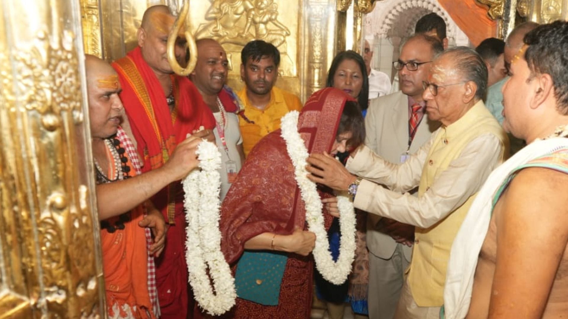 Mauritius PM Navinchandra Ramgoolam visits Kashi Vishwanath temple in varanasi
