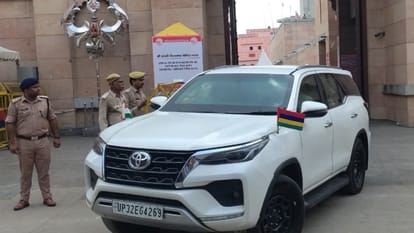 Mauritius PM Navinchandra Ramgoolam visits Kashi Vishwanath temple in varanasi