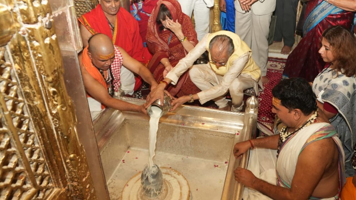 Mauritius PM Navinchandra Ramgoolam visits Kashi Vishwanath temple in varanasi
