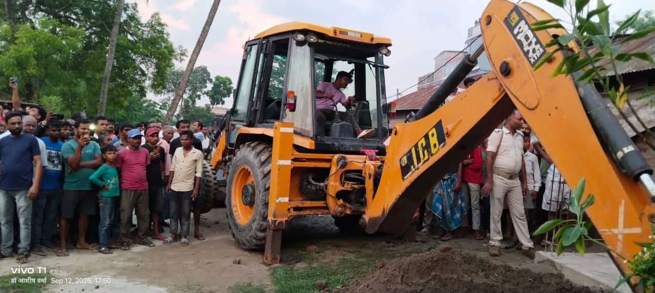 मौके पर पहुंची जेसीबी