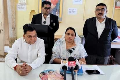 हाईकोर्ट के आदेश के बाद मामले की जानकारी देते पटेल दंपत्ति।