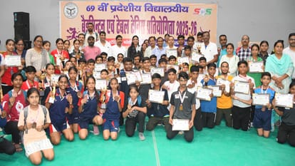 टेबल टेनिस प्रतियोगिता के समापन पर विजेताओं को सम्मानित किया गया