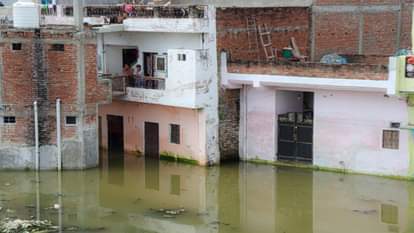 राजापुर इलाके में भरा बाढ़ का पानी।