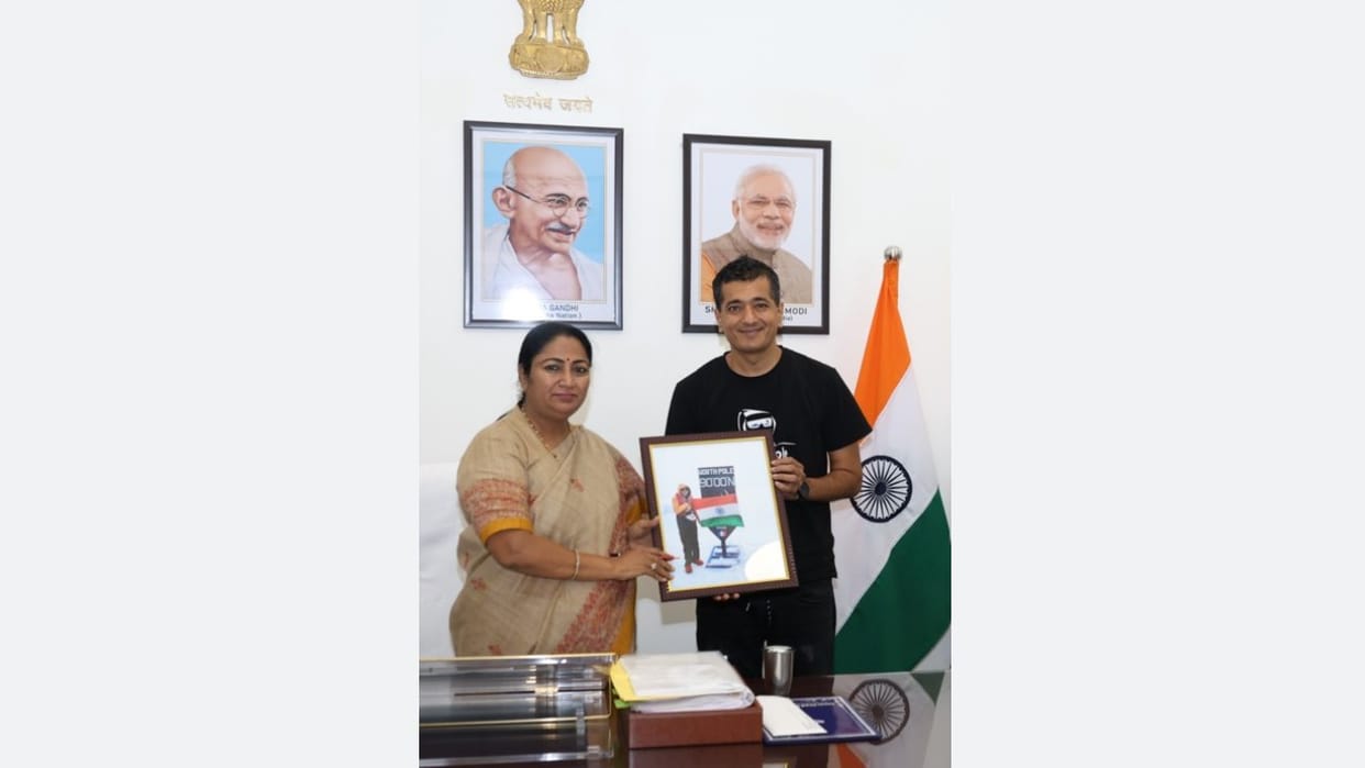 Ram Gopal Kothari is the first Indian to complete the North Pole Marathon, Delhi CM honored him