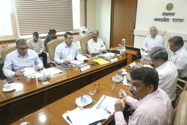 सीएस ने अधिकारियों की ली बैठक
