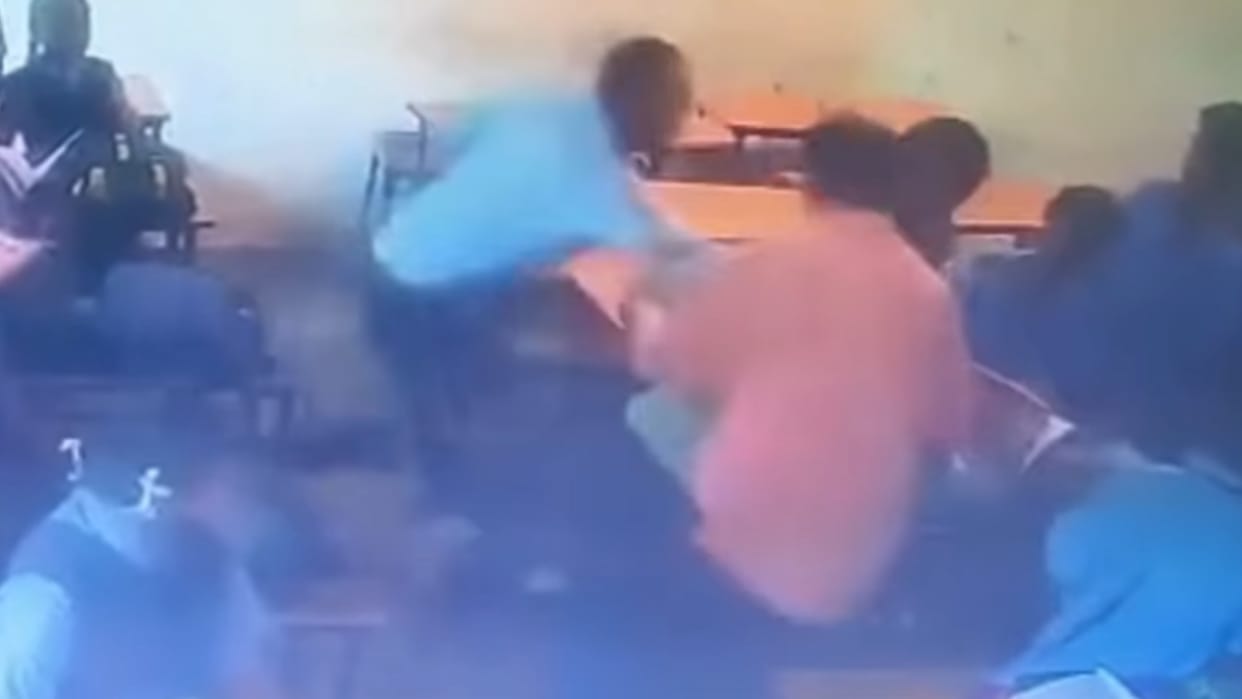 Fierce fight between two teachers in a government school children ran away from the class in fear Video Viral
