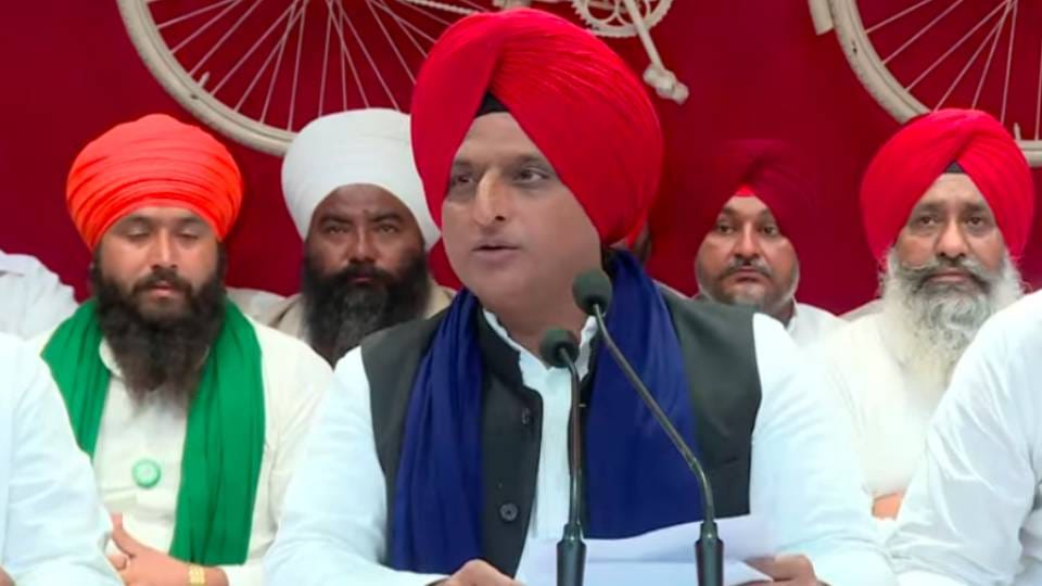 Akhilesh Yadav honored families of those who lost their lives in farmers movement in Lucknow