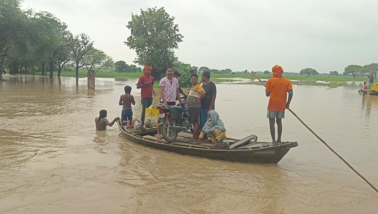श्रावस्ती में नाव के सहारे आवागमन करते ग्रामीण। 